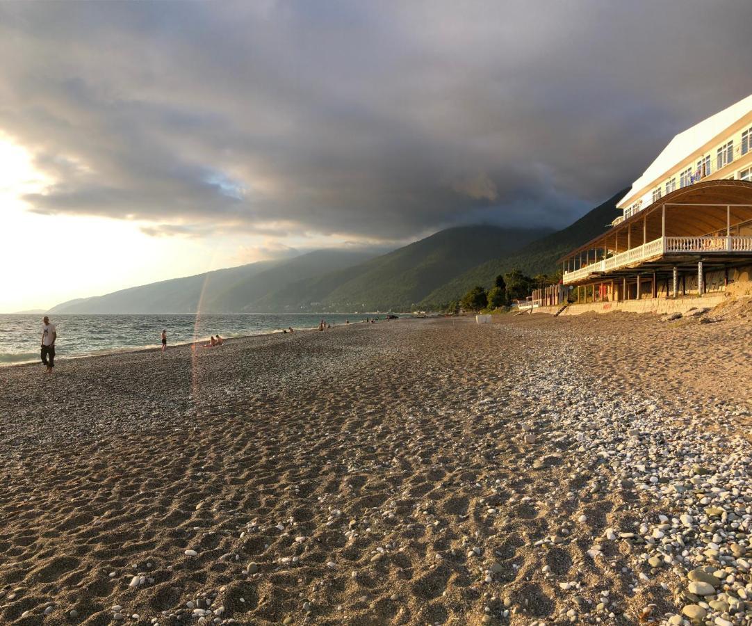 Эко Домики У Моря В Гаграх Gagra Exteriör bild